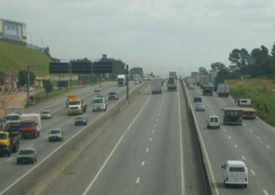 Nova Dutra anuncia pista reversível e desvios na rodovia em Guarulhos