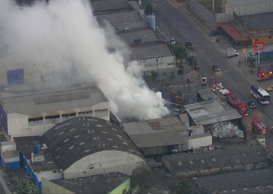 Incêndio de grandes proporções atinge prédio em Guarulhos
