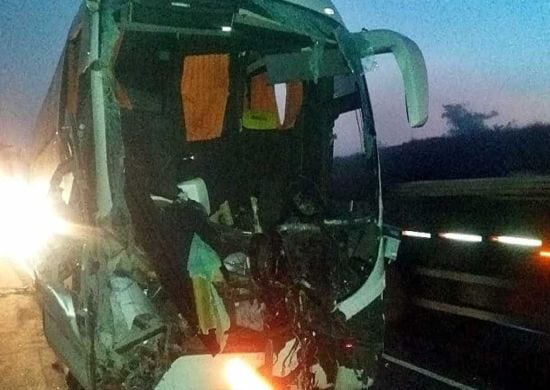 Acidente com ônibus de alunos da USP e carreta deixa 17 feridos