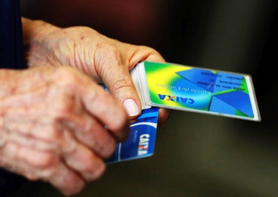 Aposentados em atividade podem sacar FGTS mensalmente; entenda