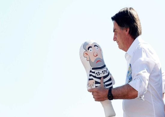 Bolsonaro volta a se alimentar por sonda, diz novo boletim médico