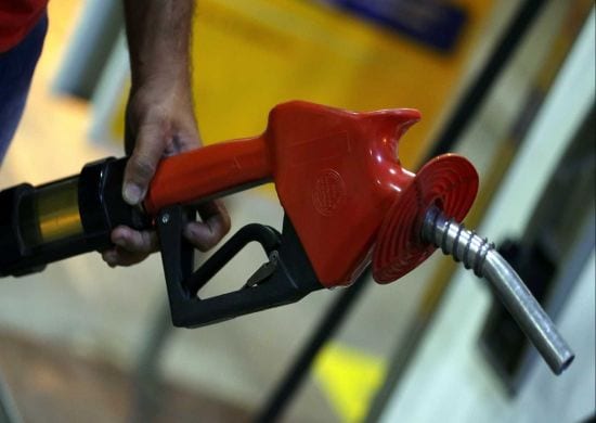 Petrobras anuncia redução de 0,84% no preço da gasolina nas refinarias