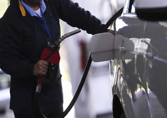 Preço da gasolina cai 2% nas refinarias a partir de amanhã