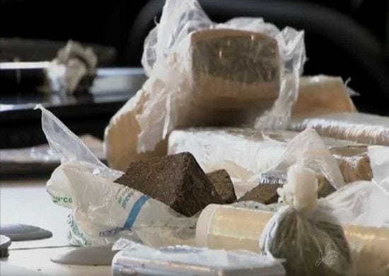 Porte de drogas para consumo não pode agravar pena por outros crimes
