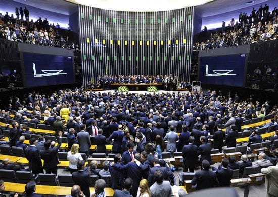 PEC reduz número de deputados e senadores
