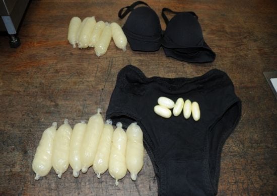 Mulher é presa no Aeroporto de Guarulhos com drogas atadas ao corpo