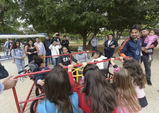 Playground do Bosque Maia recebe brinquedos acessíveis
