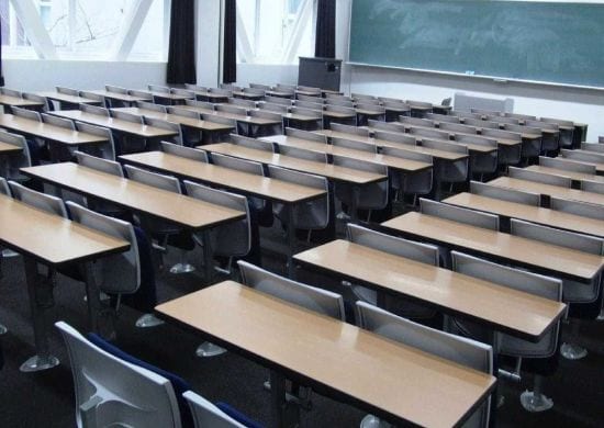 Texto do Escola Sem Partido é alterado para ampliar proibições