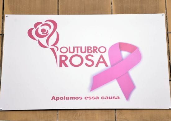 Sede da Câmara ganha placa em apoio ao Outubro Rosa