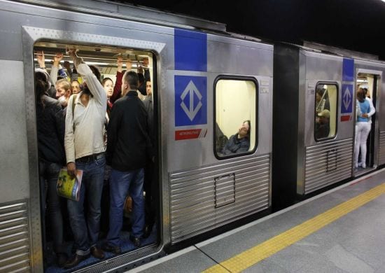 Campanha chama a atenção de usuários do metrô para educação