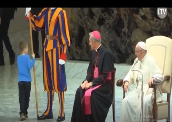 Menino mudo ‘invade’ palco durante missa do Papa