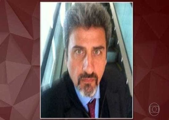 Ex-diplomata denunciado por agredir atriz se entrega à polícia