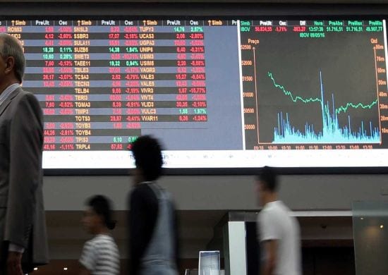 Em reação à nova equipe econômica, dólar cai e Bovespa sobe