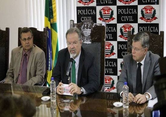 Polícia realiza megaoperação de combate ao tráfico em escolas