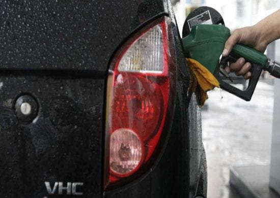 Com novo corte, gasolina nas refinarias cai ao menor valor em 13 meses