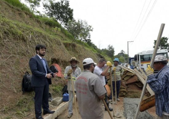 Prefeito Guti vistoria obras no Cemitério da Vila Rio