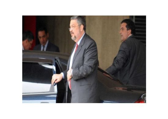 Palocci deixa carceragem para cumprir prisão domiciliar