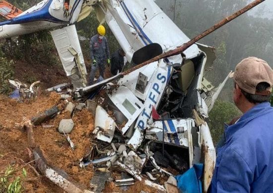 Resgatados seis corpos um dia após queda de helicóptero em SP