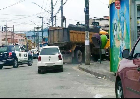 Caminhão é aprendido por descarte irregular e motorista é detido