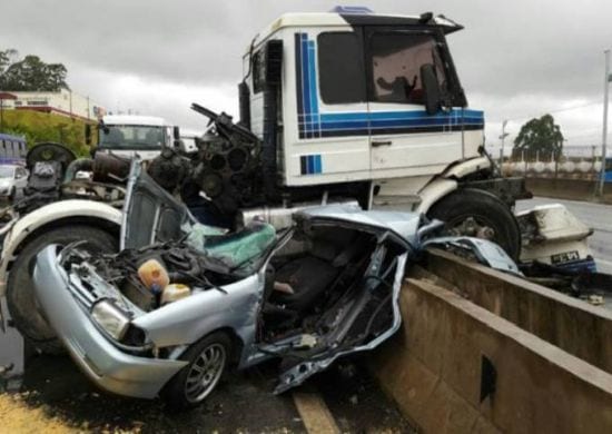 Caminhão desgovernado atinge carro em Guarulhos