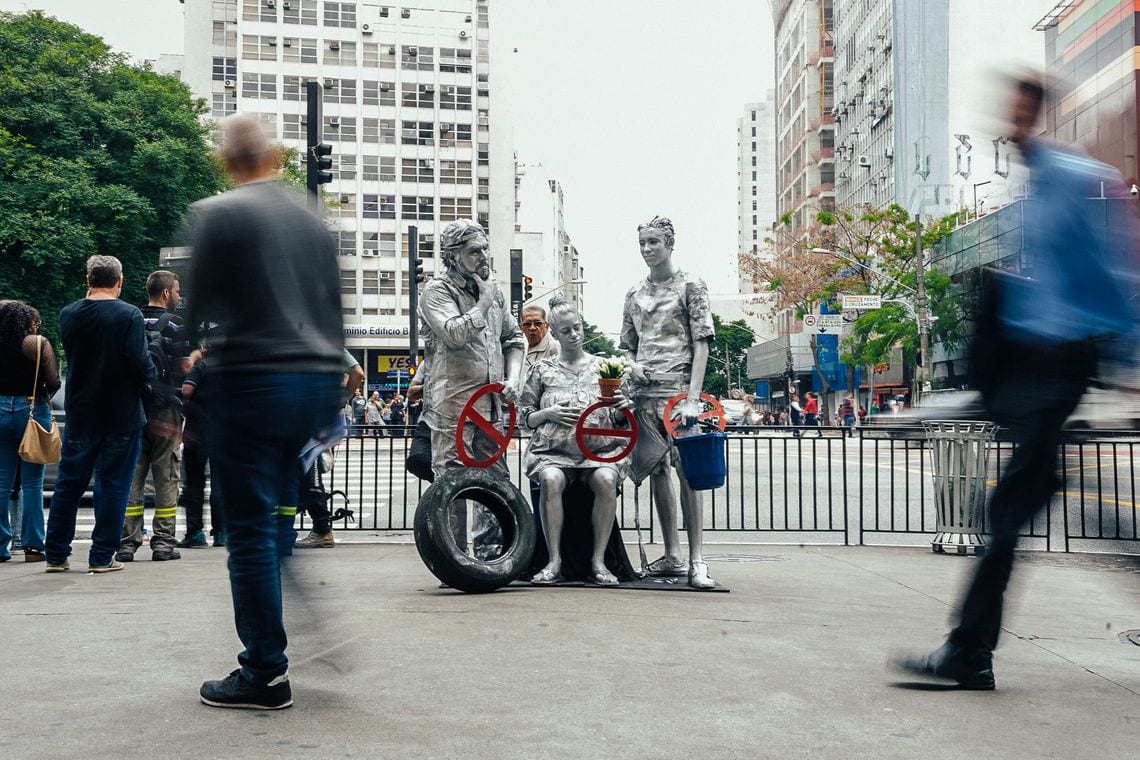 Estátuas humanas em SP chamam atenção para combate ao Aedes aegypti