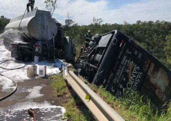 Ônibus com equipe da cantora Yasmin Santos sofre grave acidente
