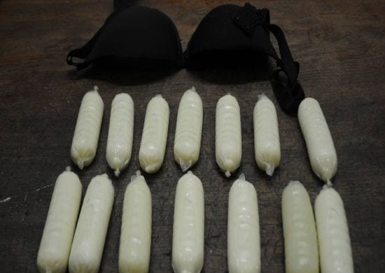 PF prende mulher tentando embarcar com camisinhas de cocaína no sutiã