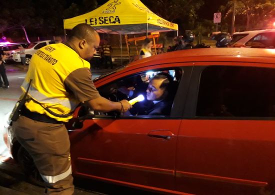 Blitz da Lei Seca fiscaliza 401 e apreende 42 CNH no final de semana