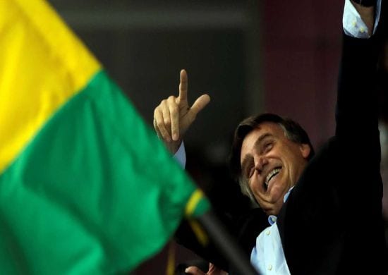 Bolsonaro assina decreto que facilita posse de arma