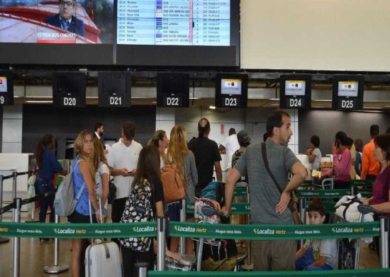 Chuva atrasa 40% dos voos no aeroporto de Guarulhos