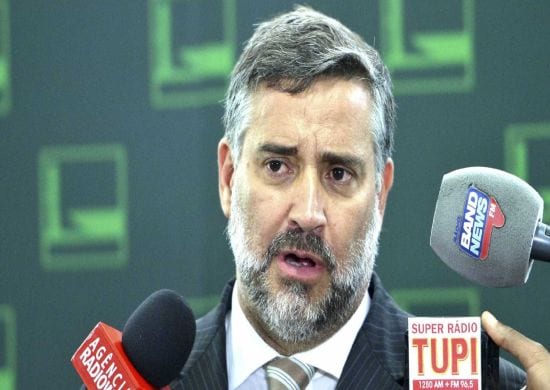 Líder do PT na Câmara critica prisão de Battisti