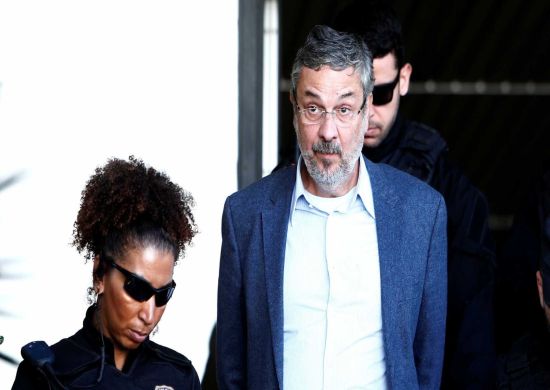 Propina pagou pesquisas para o PT, diz Palocci
