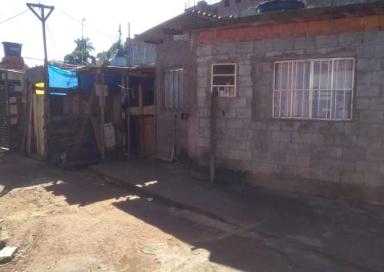 Prefeitura notifica famílias para desobstruirem rua no Bonsucesso