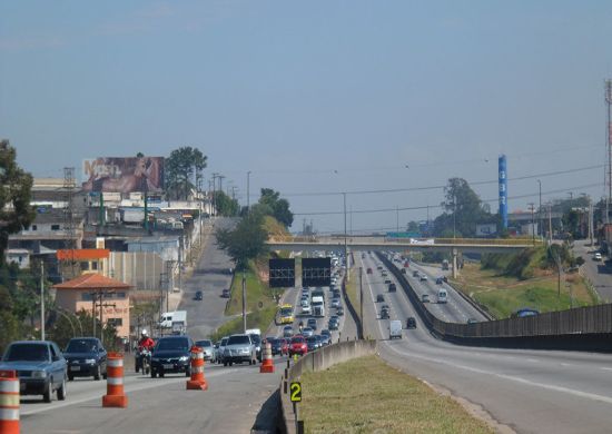 Obras de drenagem interditam Via Dutra em Guarulhos neste sábado(26)