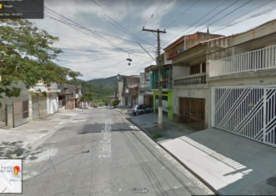 Homem é encontrado morto a tiros em calçada no Cabuçu