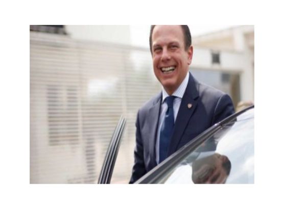 Doria doa 1º salário e ‘multas’ de secretários atrasados a instituição