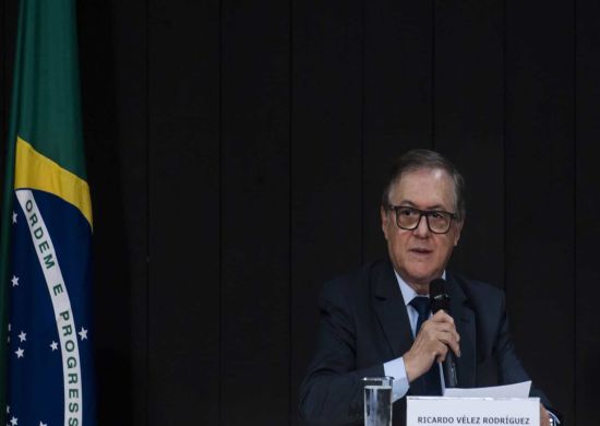 Ministro admite erro ao pedir filmagem de crianças cantando hino