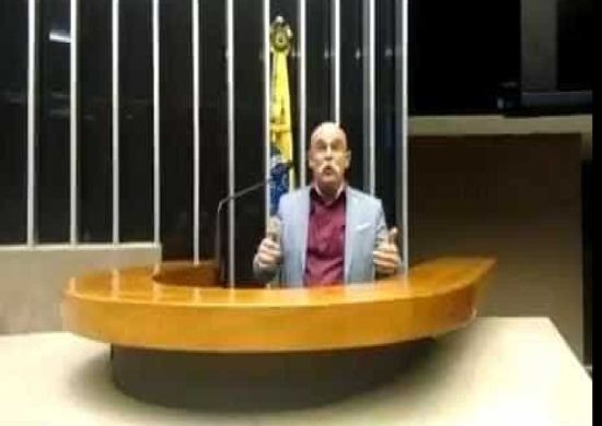 Deputado paranaense entra armado no plenário da Câmara