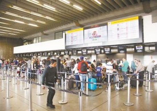 Peruanos são detidos acusados de furtar malas no aeroporto de Guarulhos
