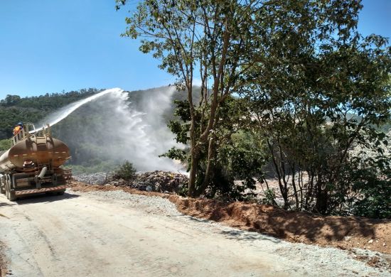 Prefeitura aplica pela quarta vez remediador de odores no Aterro