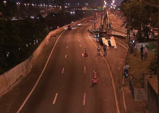 Rompimento de rede de esgoto interdita pista da Marginal Tietê