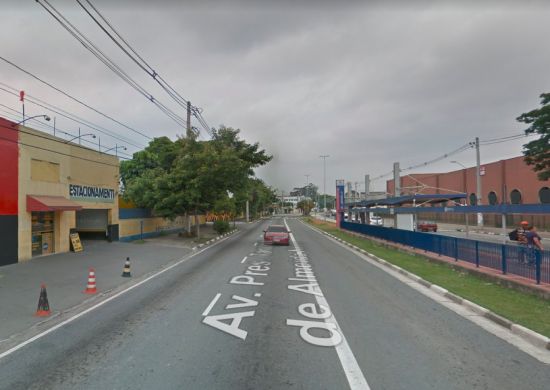 Motociclista se fere no Centro após acidente entre ônibus e moto