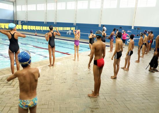 Prefeitura abre 100 vagas para aulas de natação no Centro Esportivo João do Pulo