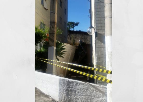 Temporal derruba muro de condomínio na Vila Rio e moradores ficam sem gás e água
