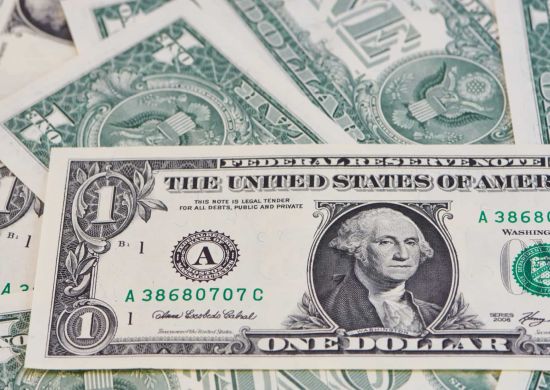 Dólar opera em alta e atinge mais de R$ 4, maior valor desde outubro