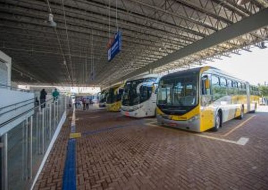 Menores de 16 anos sem os pais precisam de autorização para viajar