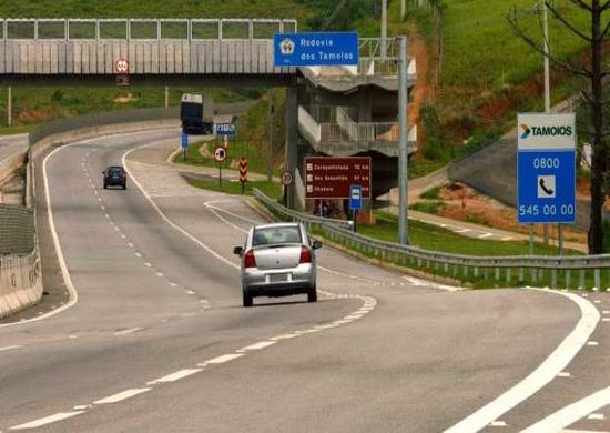 Trecho da Rodovia Tamoios está interditado devido a deslizamentos