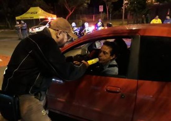 Blitz da Lei Seca apreende cinco veículos e 30 carteiras de habilitação