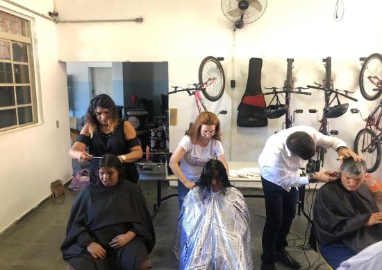 Empresas do núcleo de beleza e estética da ACE-Guarulhos fazem ação social na Casa de David