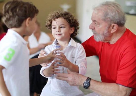 Neto do ex-presidente Lula morre aos 7 anos de meningite